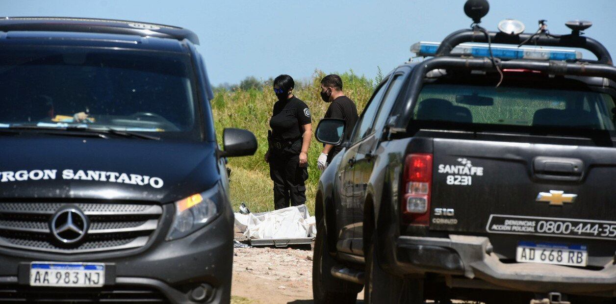 Luego de una fiesta de casamiento en un barrio privado de Ibarlucea, la policía comenzó a investigar un triple homicidio.