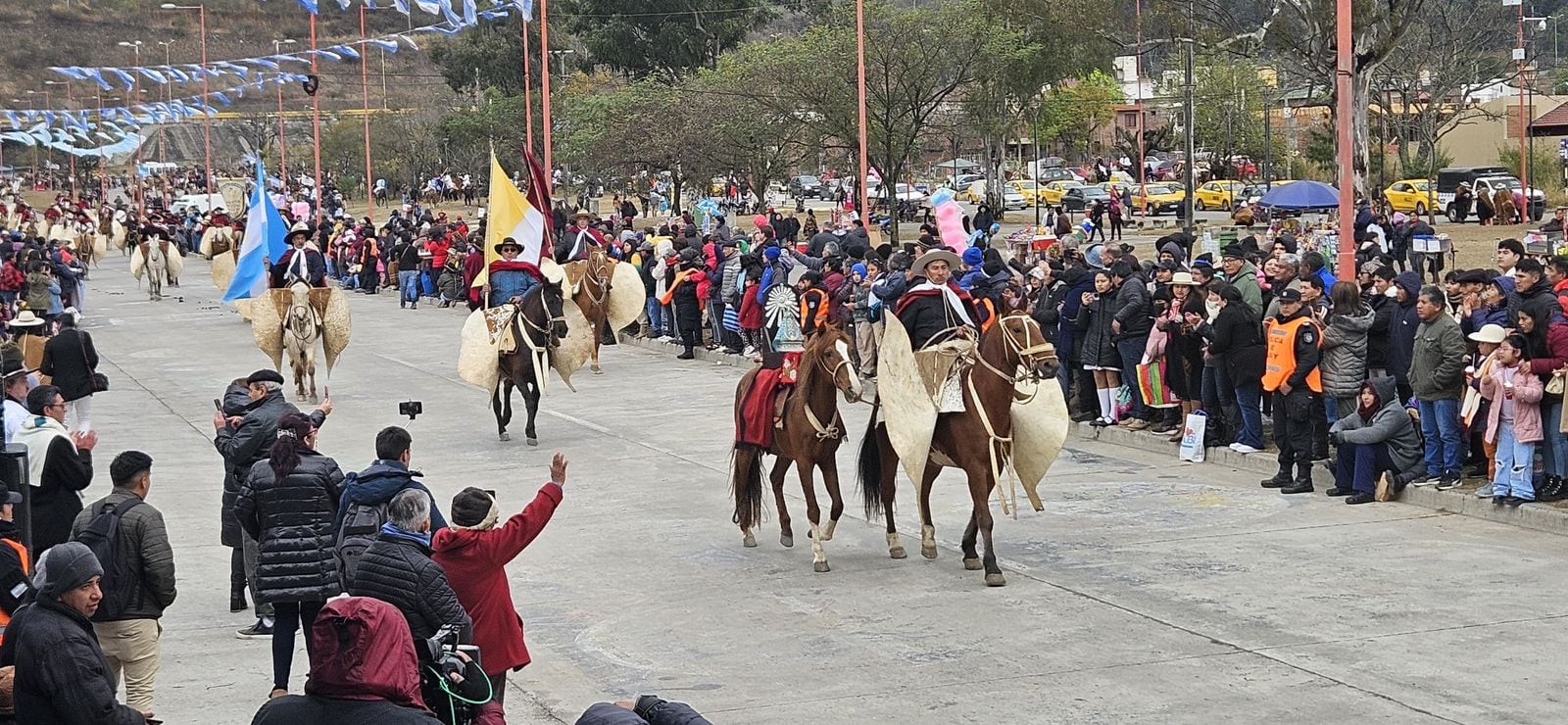 Gauchos y paisanas de entidades tradicionalistas de Jujuy, Salta y Tucumán rindieron homenaje a los jujeños del Éxodo de 1812.