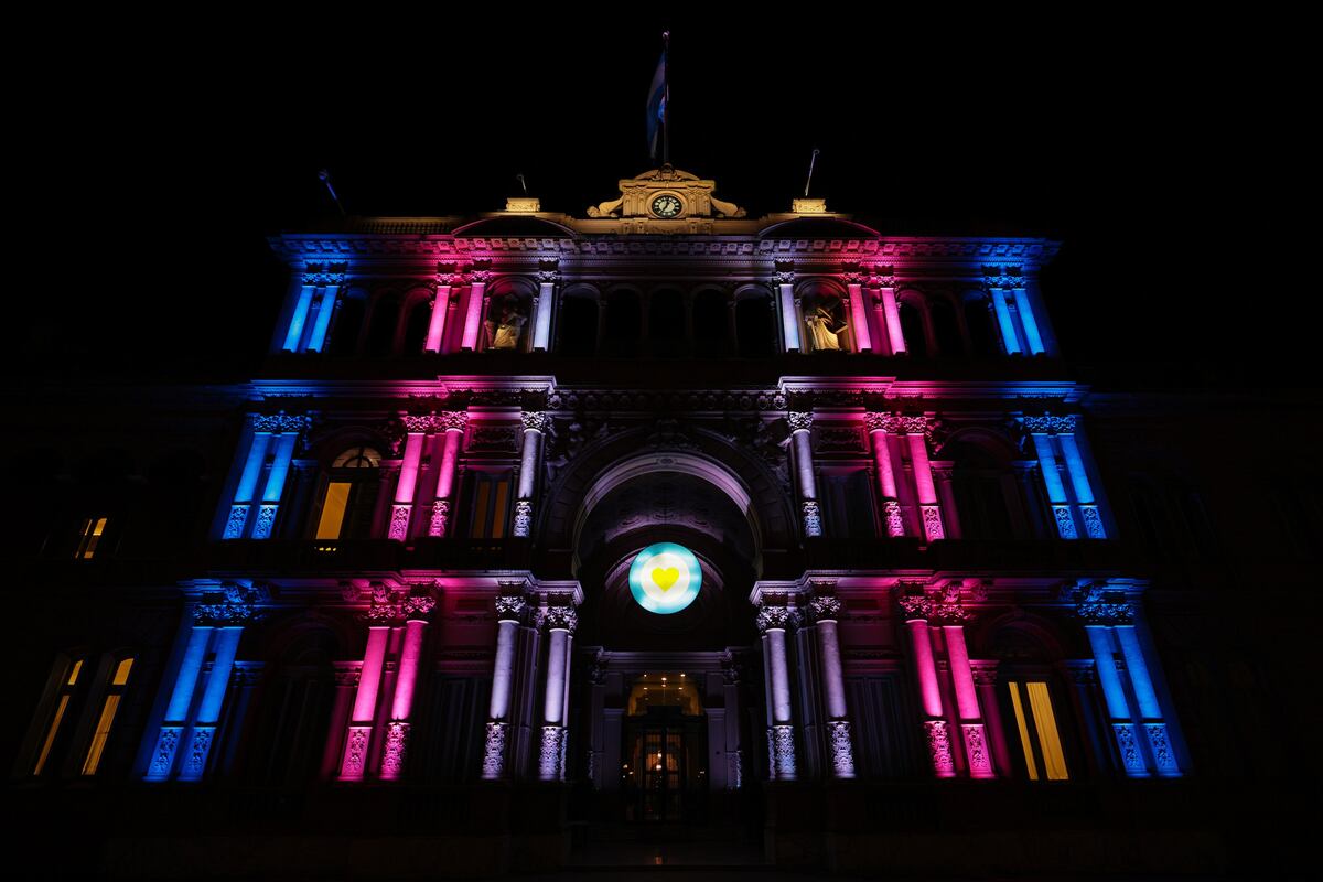 Tras la aprobación de la ley del cupo laboral trans, iluminaron la Casa Rosada con la bandera del orgullo