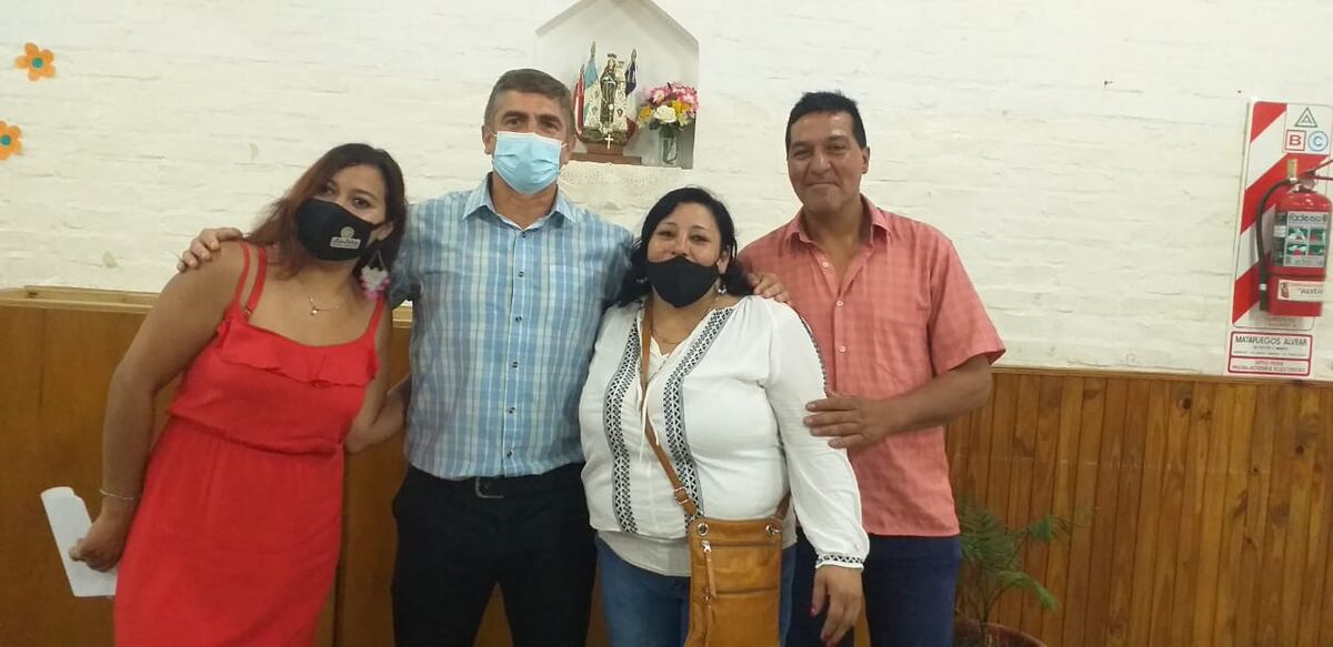 La familia de abanderados y escoltas pide que los dejen terminar la escuela en el aula del barrio