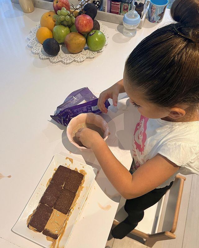 Francesca, la hija de Cami Homs, da sus primeros pasos en la cocina