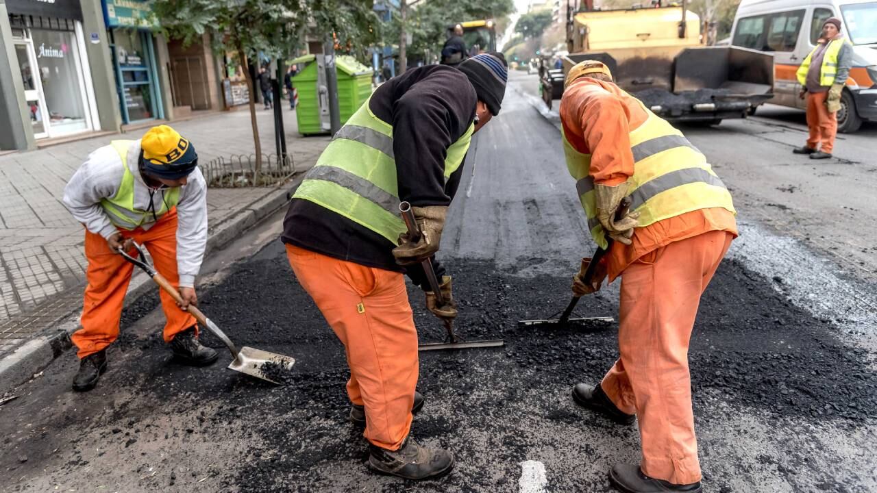 Los obreros realizan diferentes tareas para mejorar la circulación en la ciudad.