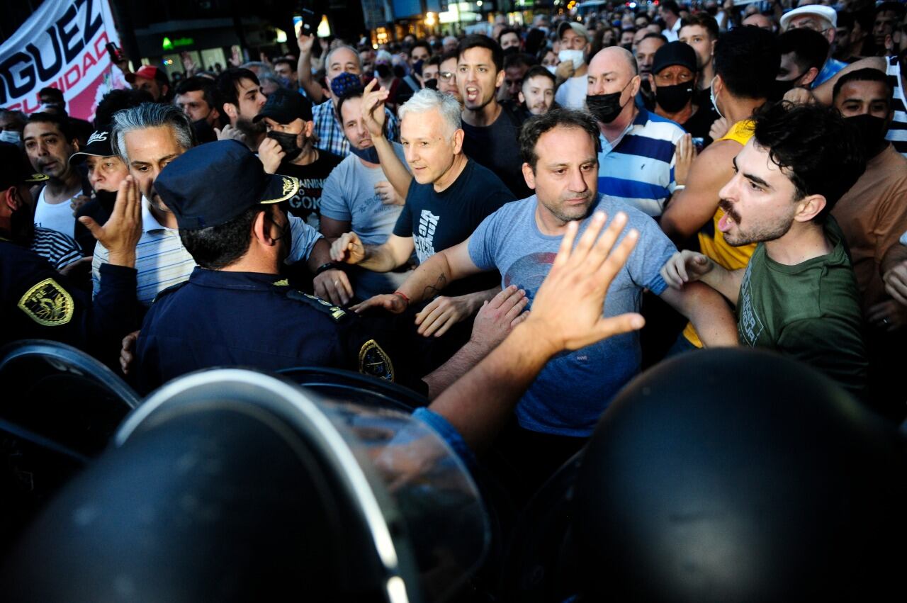 Enfrentamientos entre la Policía y los vecinos durante la marcha de pedido de Justicia por la muerte de un quiosquero en Ramos Mejía.