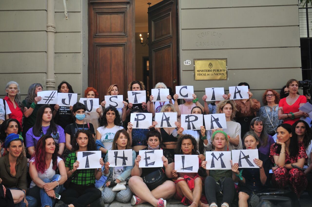 El colectivo se reunión antes del inicio del juicio a Juan Darthés. (Foto: Clarín)