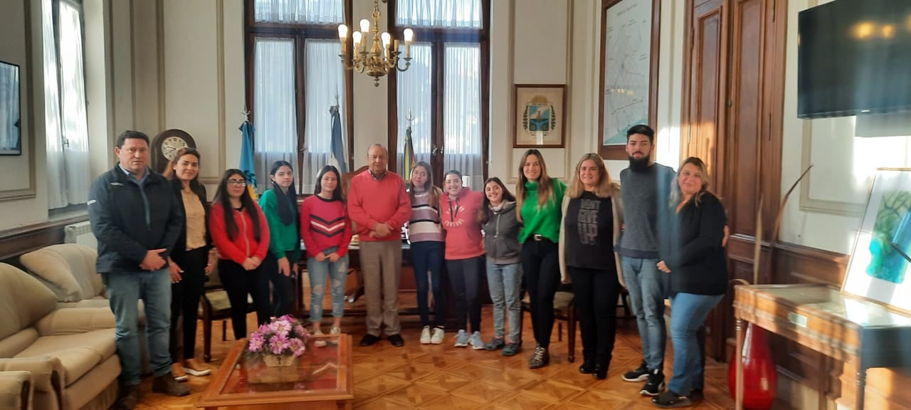 Alumnos de la Escuela Secundaria Nº 2 le presentaron al intendente de Tres Arroyos el proyecto “Ojo Verde”