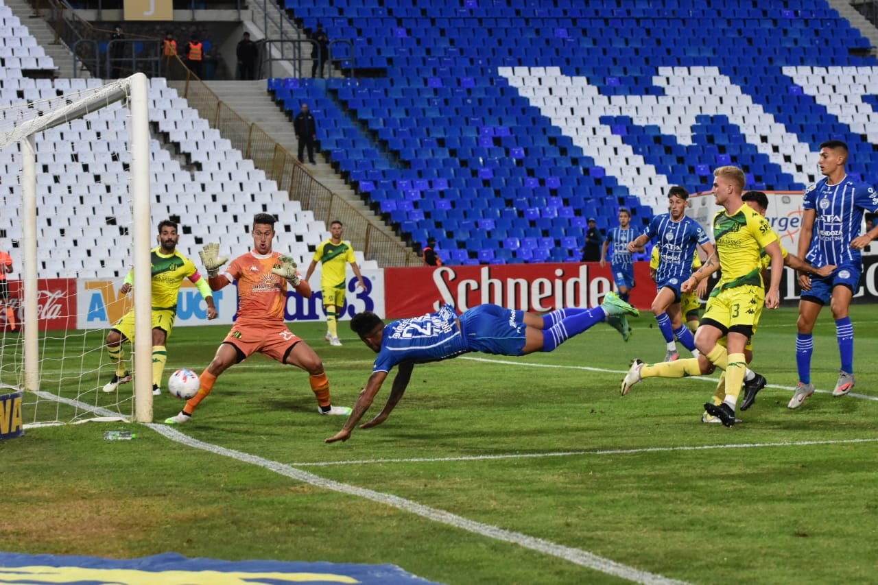 Godoy Cruz tuvo las mejores posibilidades para concretar pero no llegó al gol ante un Aldosivi que llegó y se puso en ventaja. / Mariana Vila