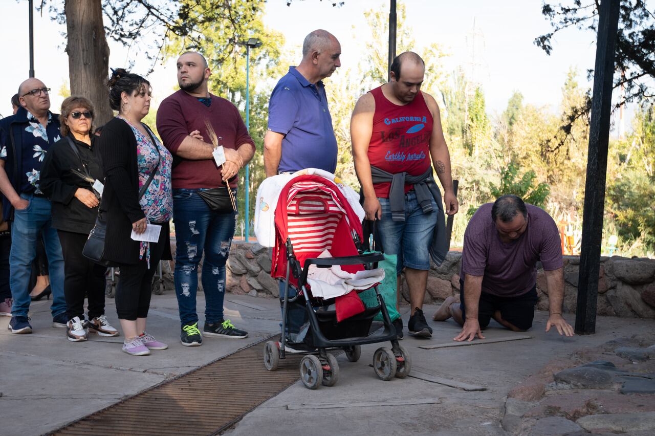 Vía Crucis en Mendoza: cientos de fieles recrearon el Viernes Santo la pasión de Cristo.