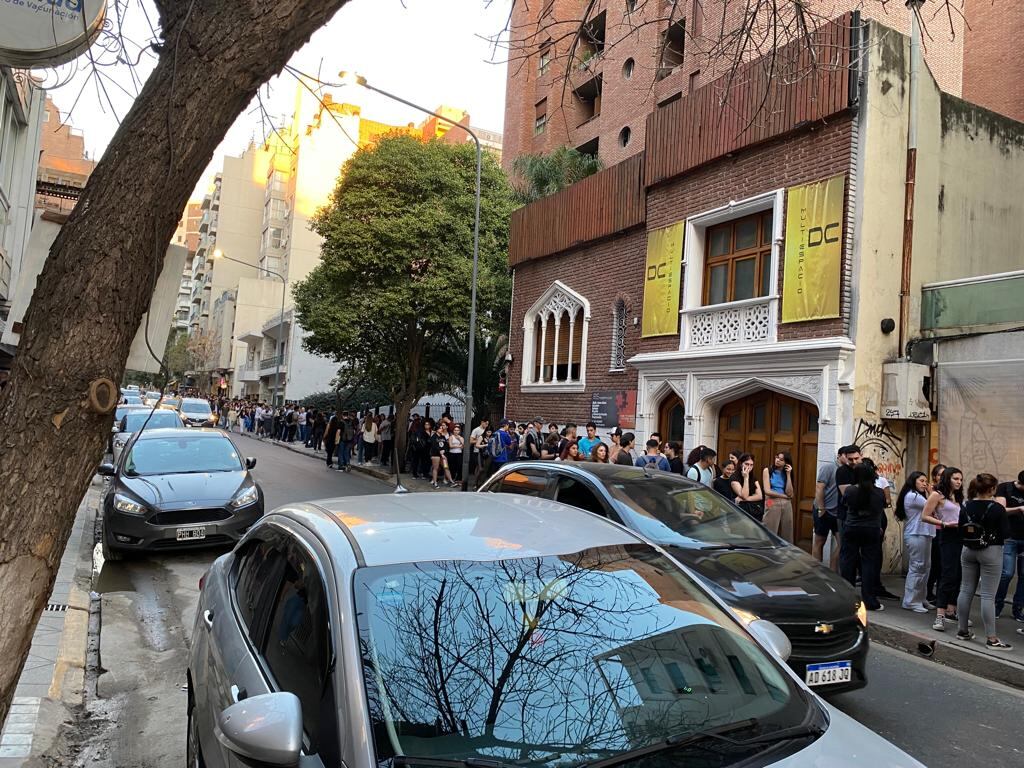 Más de tres cuadras de fila para acceder a la promo de "Una hamburguesa por un dólar".