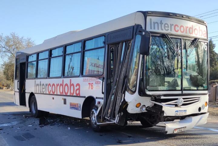 Choque. El siniestro ocurrió entre calle 14 y ruta Intermunicipal, en Mendiolaza. (Defensa Civil)