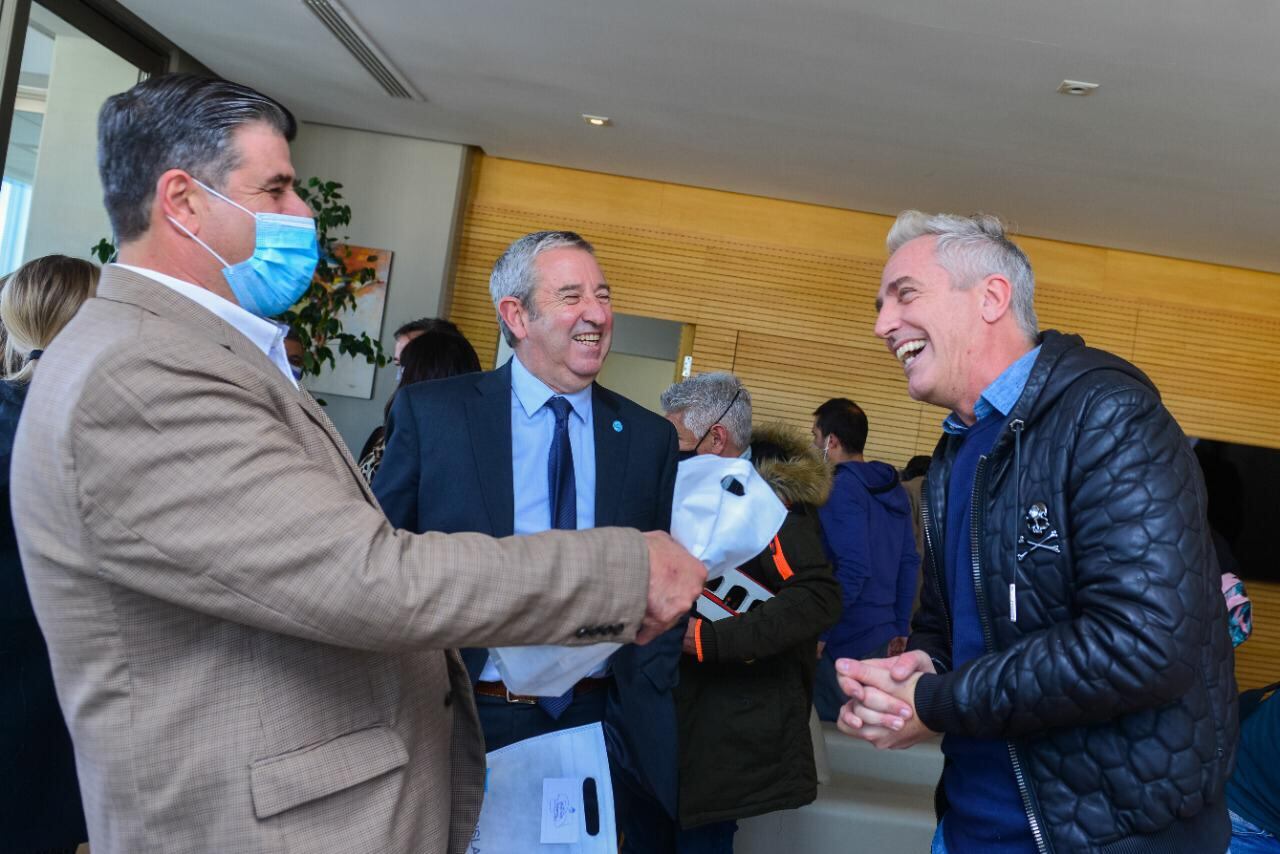 Marley saluda a Mario Abed y a Julio Cobos en la Legislatura de Mendoza. 