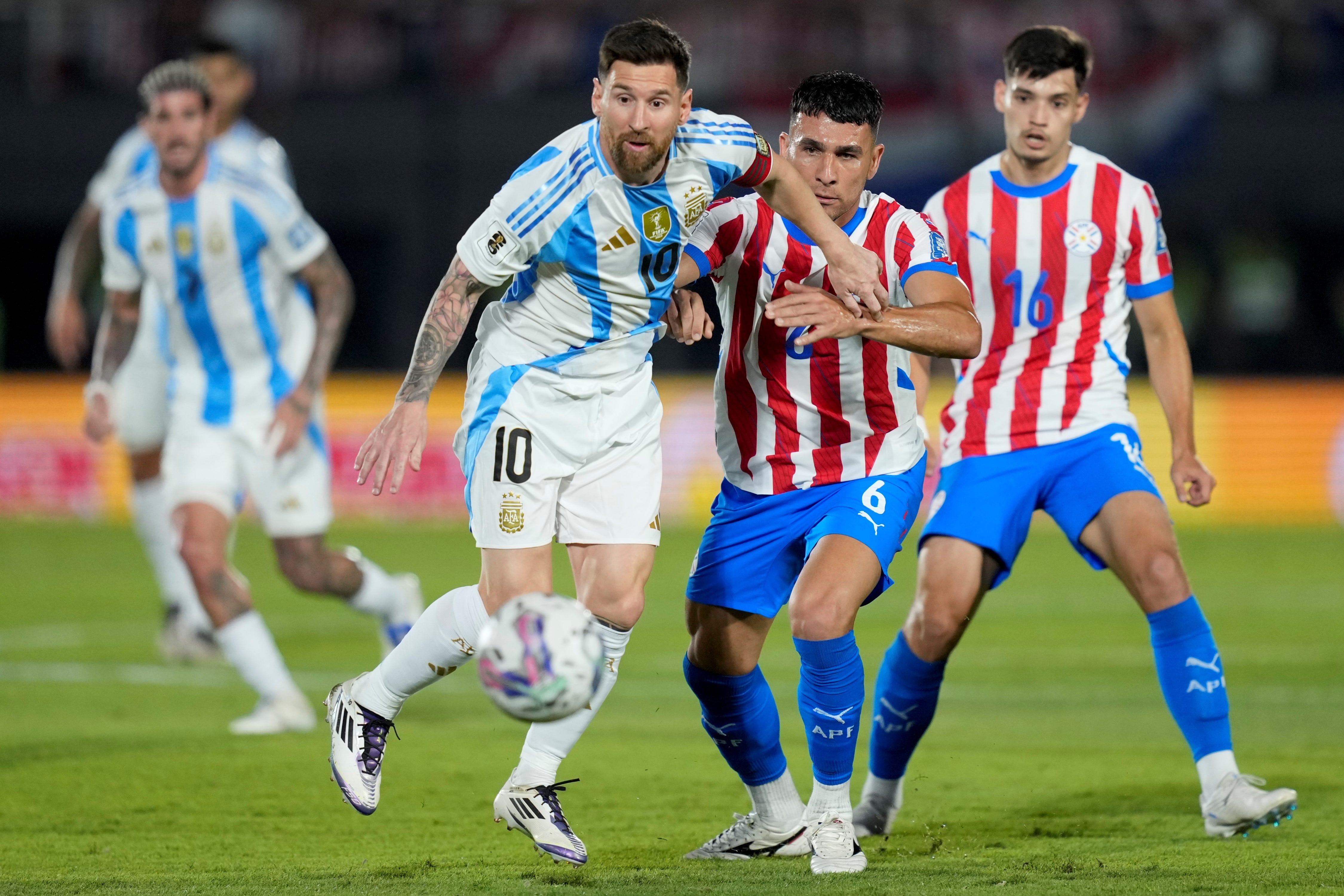 Argentina busca dejar atrás la derrota contra Paraguay y se mide con Perú. (AP)