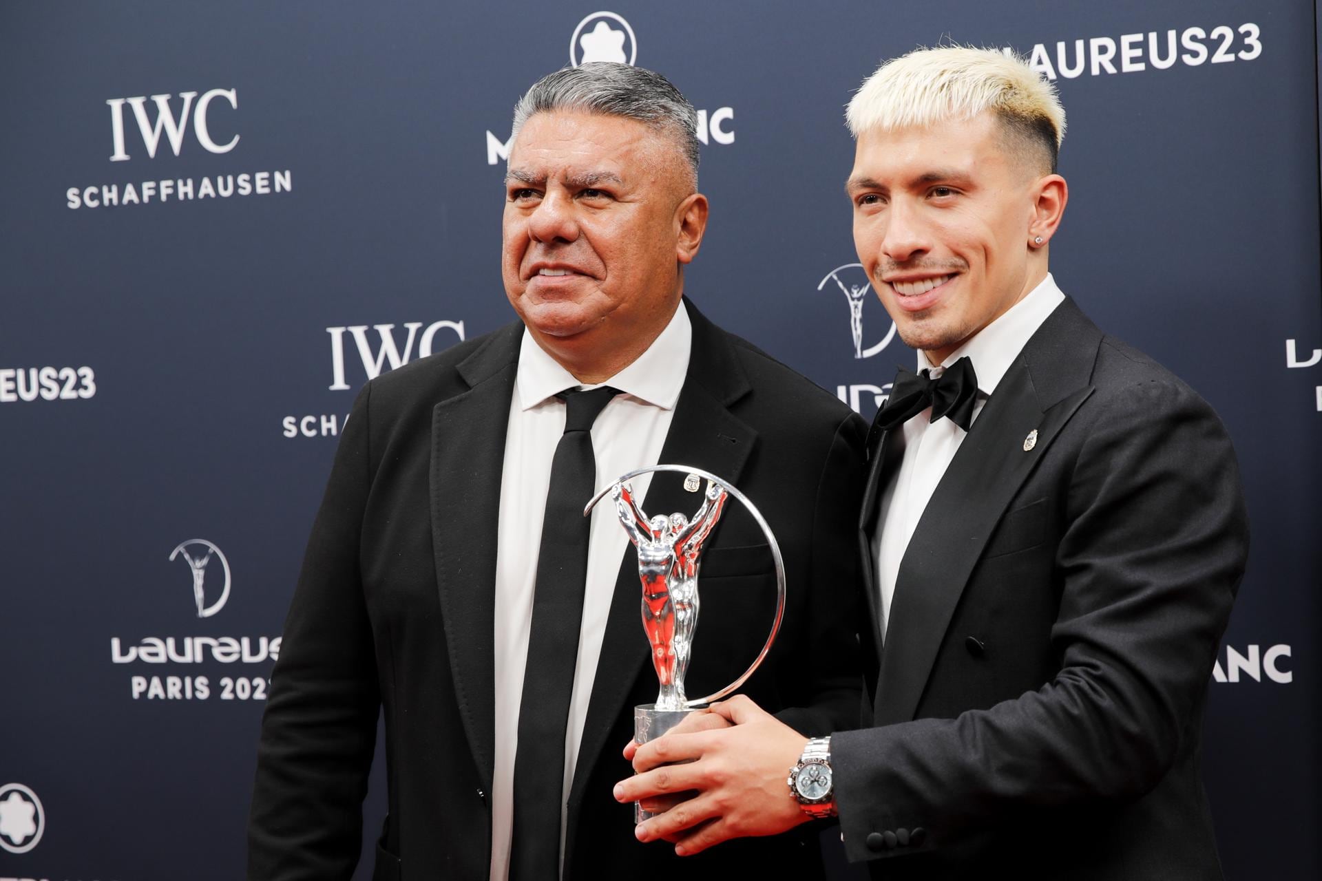 Lisandro Martinez y el presidente de la AFA, Claudio Tapia, posan con el premio al Mejor equipo del Mundo 2023. (Francia) EFE/EPA/TERESA SUAREZ