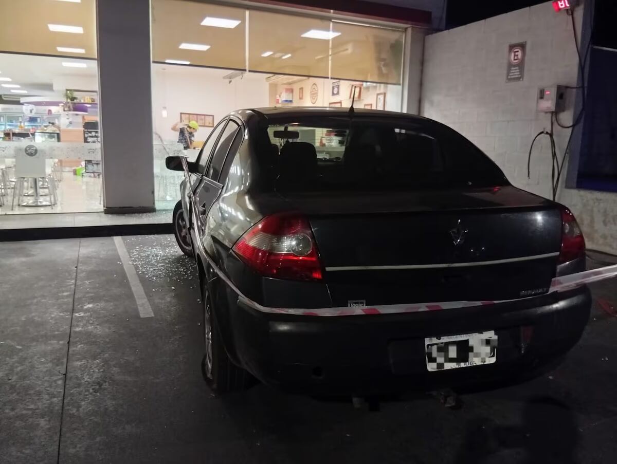 Insólito: quiso inflar una rueda y terminó incrustado en un comercio de Córdoba