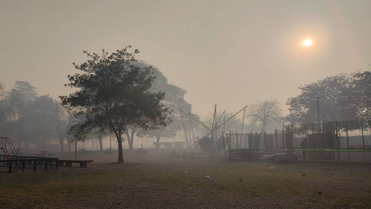 Por los incendios en el Delta del Paraná, el humo invadió el parque Urquiza de Rosario.