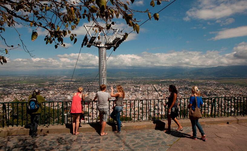 Turistas en el cerro San Bernardo.