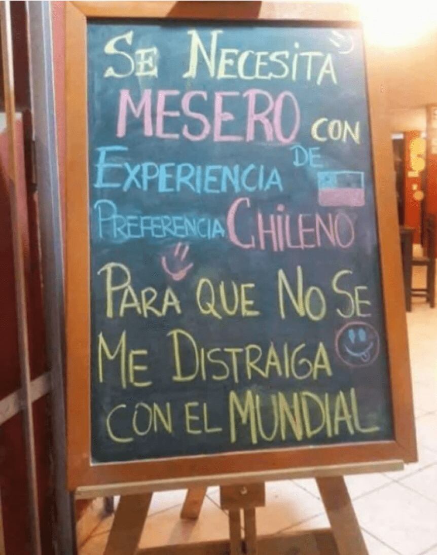 Uno de los memes más graciosos, que pide un "mesero chileno" para que no "se distraiga" con el Mundial.