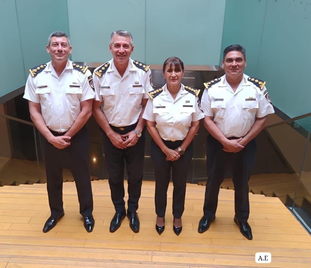 En una misma foto, los jefes de Policía de Córdoba salientes y los entrantes: De izquierda a derecha: Ariel Lecler, Leonardo Gutierrez, Liliana Zarate y Alejandro Mercado.