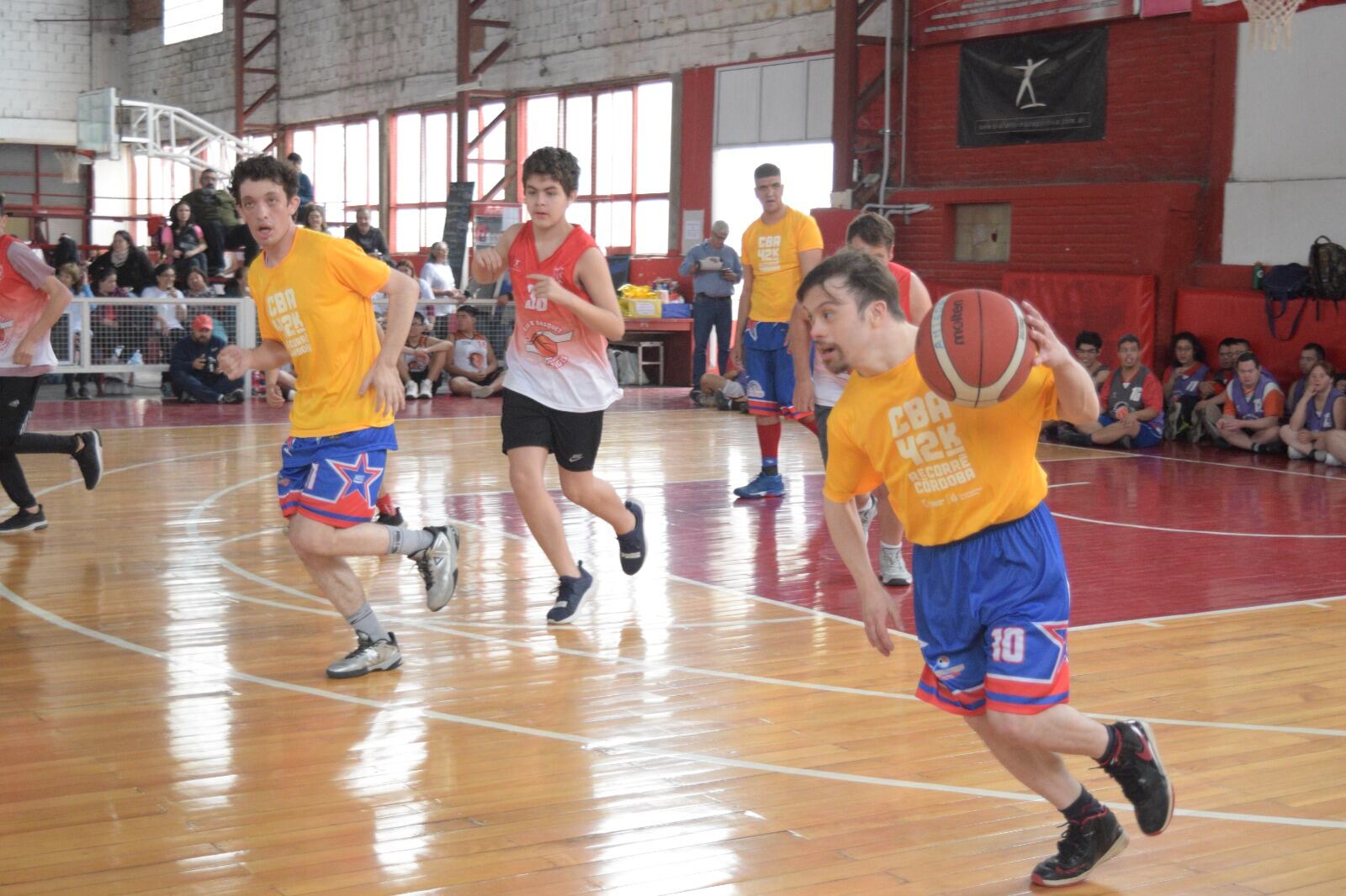 Joaquín está estudiando para convertirse en entrenador de básquet.