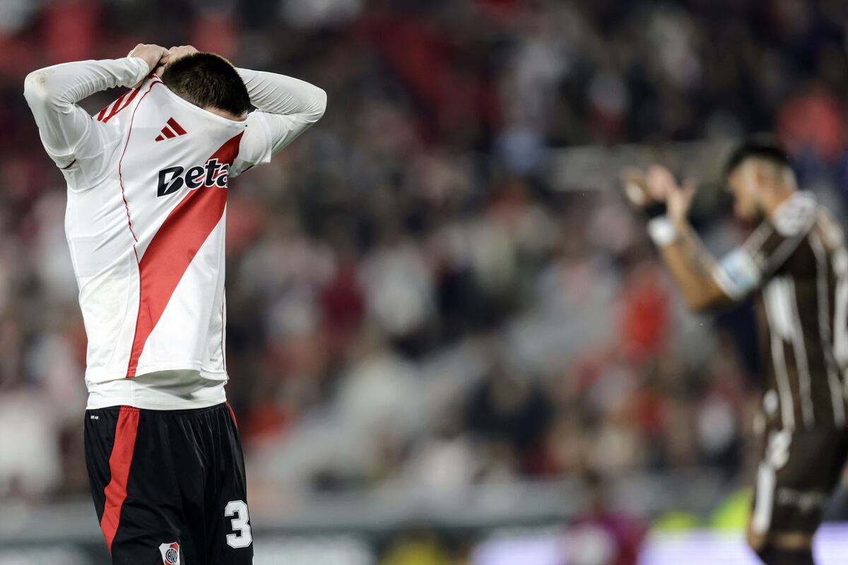 El guiño del árbitro a Mastantuono y el reclamo de River tras el último penal: perlitas de una noche polémica