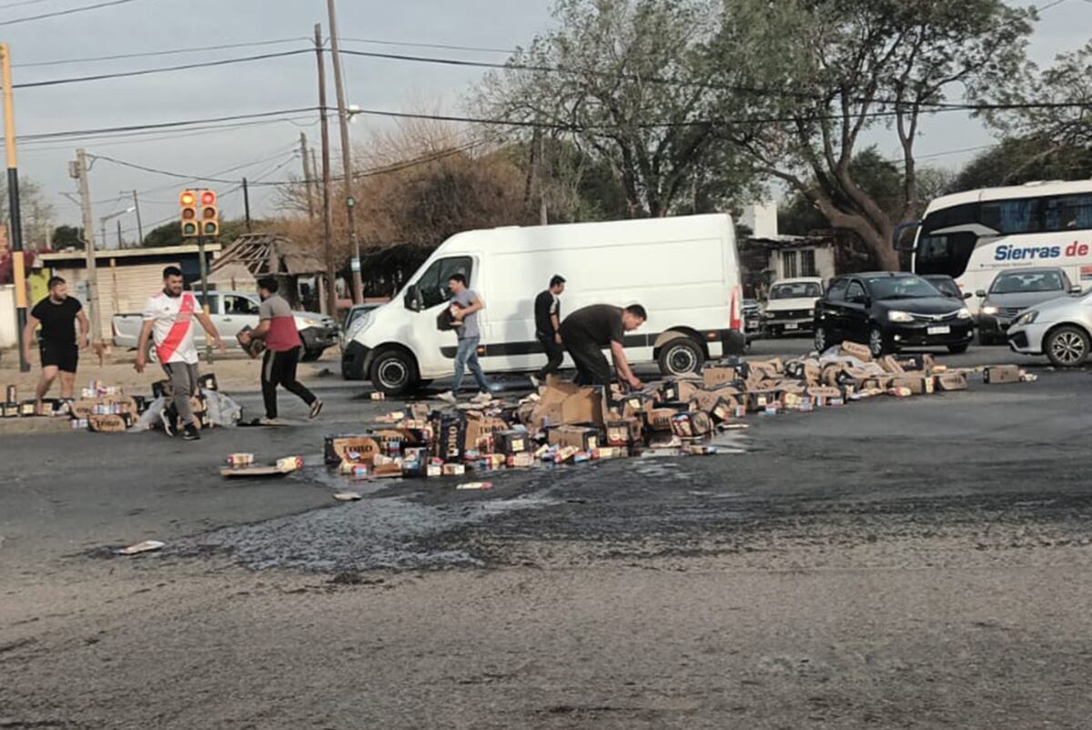 Un transporte de vinos perdió parte de su carga en Córdoba, y los vecinos se la llevaron