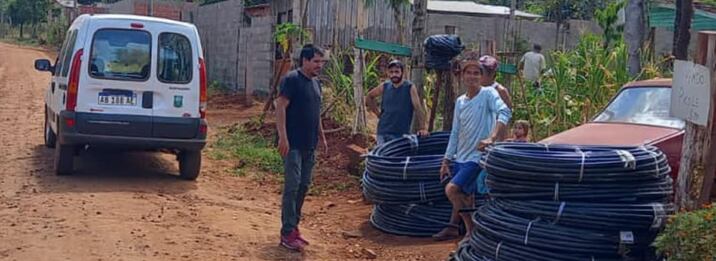 Unas 120 familias recibieron mangueras en Puerto Iguazú.