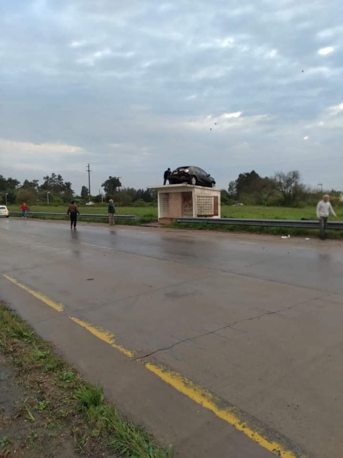 insólito accidente en #ColoniaHugues  #EntreRios. Foto: Twitter- Gustavo M. Alfaro