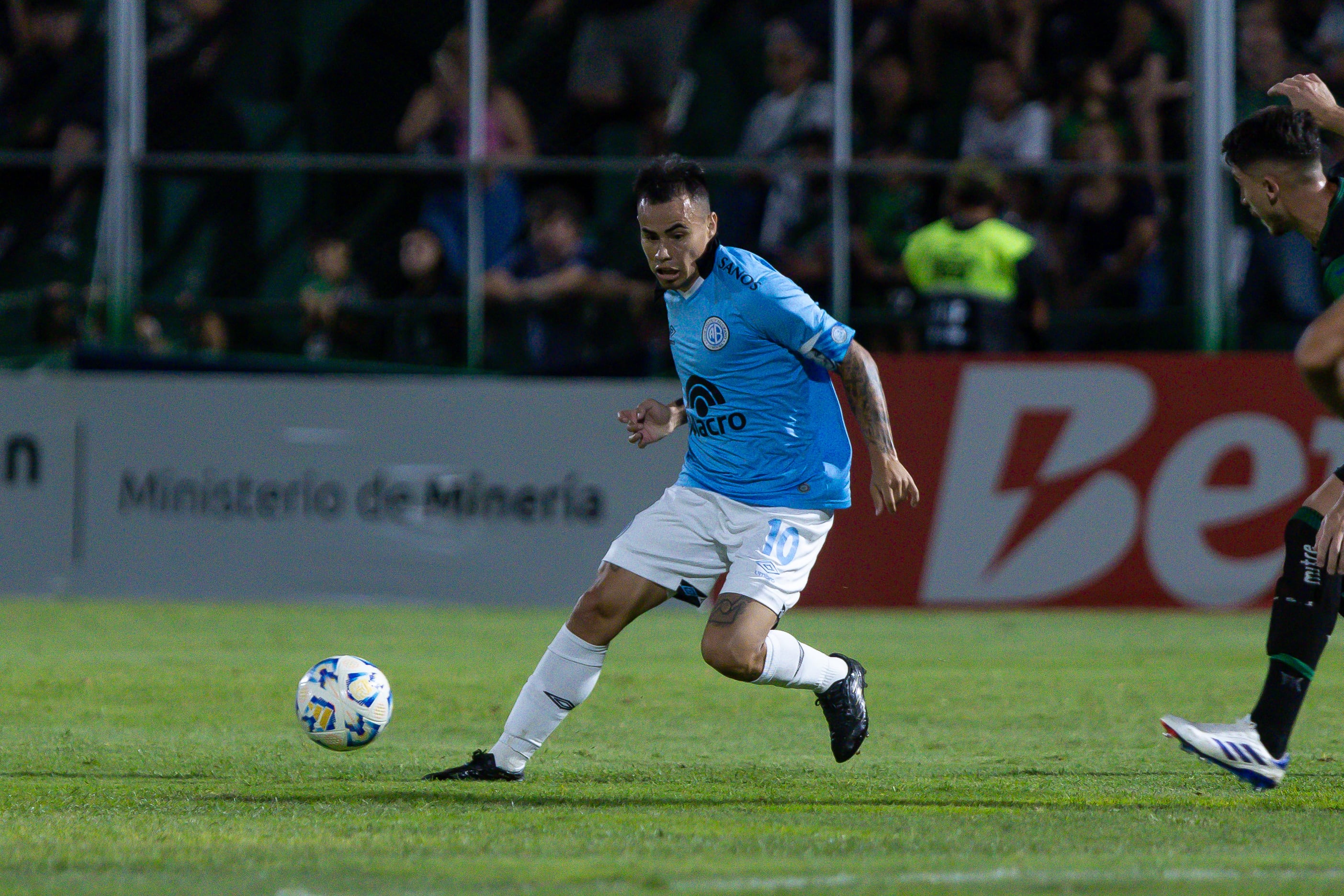 Lucas Zelarayán en el partido ante San Martín, en San Juan. (Prensa Belgrano).