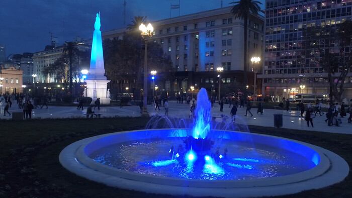 Monumento iluminado con Maradona