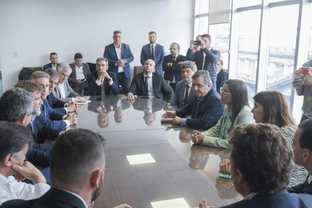 Los intendentes  Martín llaryora (Córdoba), Pablo Javkin (Rosario) y Emilio Jatón (Santa Fe)  en Diputados