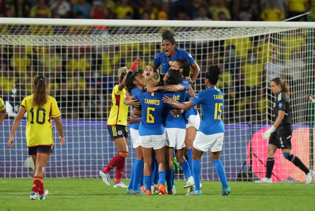 Las jugadoras de Brasil celebran después de que su compañera Debinha anotó el primer gol de su equipo contra Colombia durante la final de la Copa América femenina en Bucaramanga, Colombia. (AP)