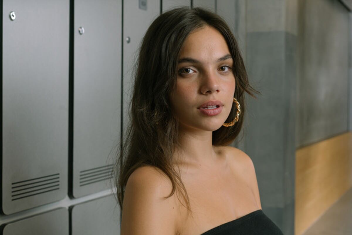Martina Cariddi, “Mencía” de Élite, posó con un body cavado y “total black”