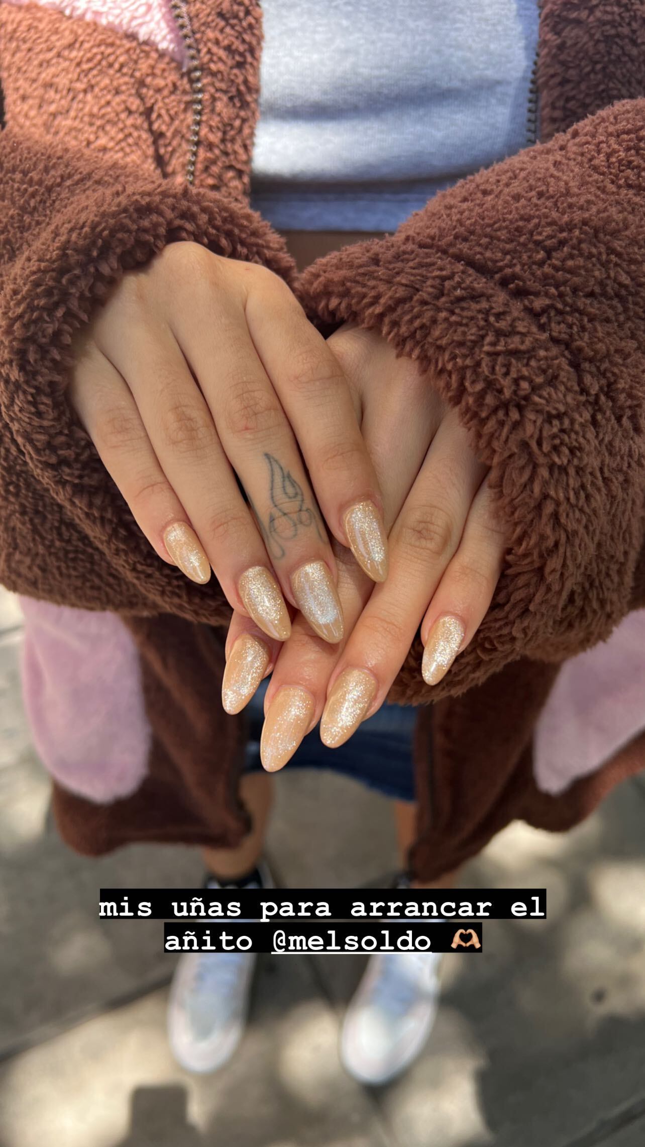 Emilia Mernes presentó el trabajo que realizó en sus uñas.