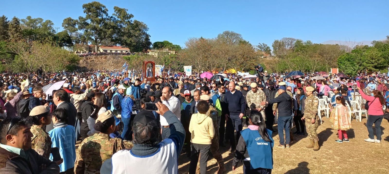 Verdaderas multitudes llegan cada domingo de octubre a Río Blanco, para honrar a la Virgen del Rosario.