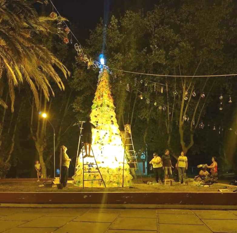 Los vecinos armaron un árbol navideño de 3 metros de alto decorado con botellas plásticas. Foto 