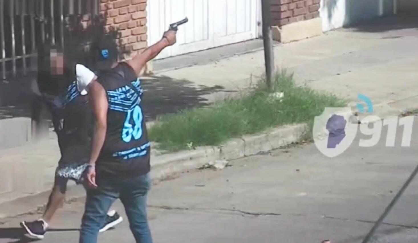 Un detenido tras los enfrentamientos entre barras cerca de la cancha de Belgrano. (Captura video policía)