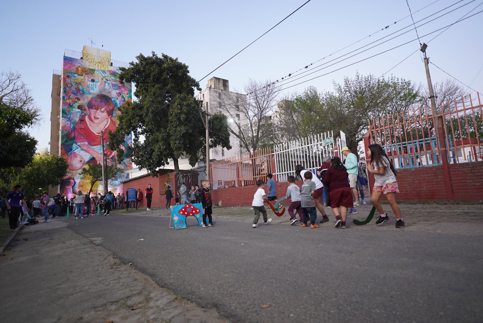 El retrato de Leo recuerda su paso por el club del barrio.