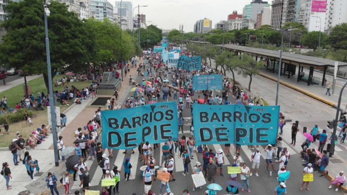 Movimientos sociales marcharon hacia el Ministerio de Desarrollo Humano porteño