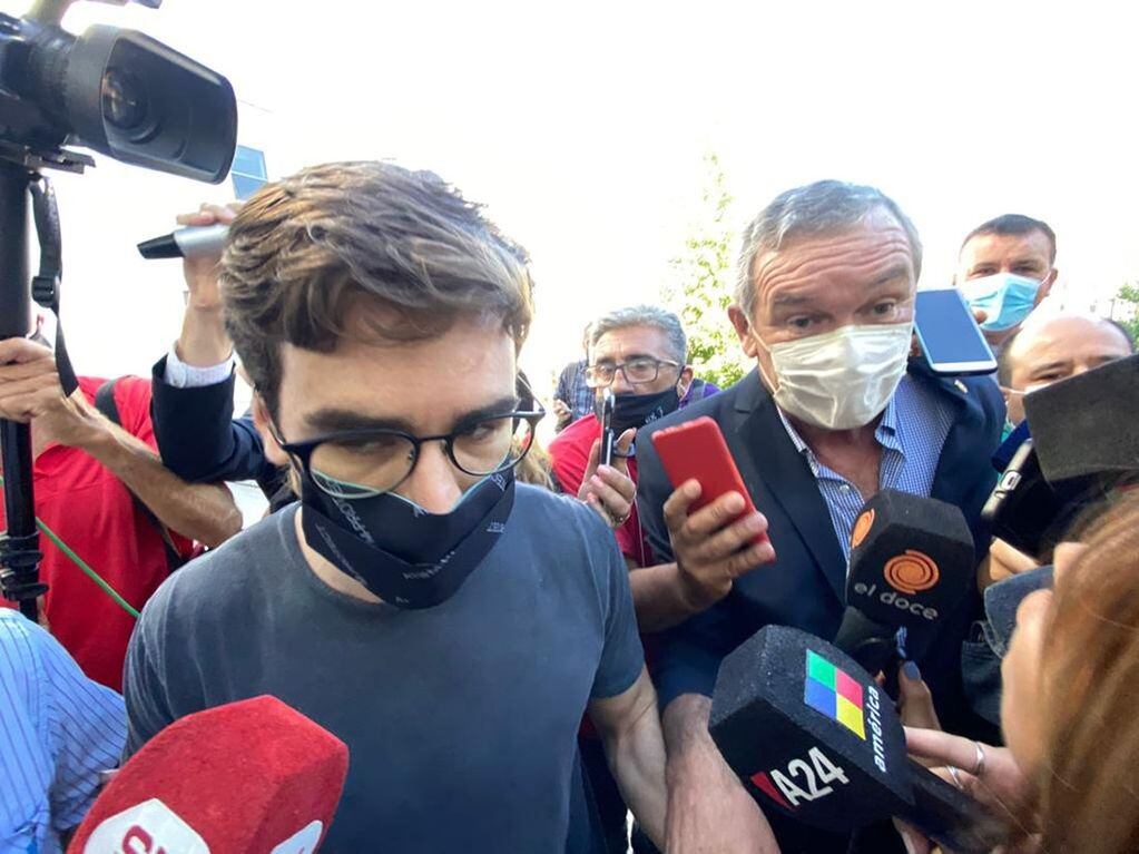 Padre e hijo. Marcelo Macarrón y su hijo Facundo, este lunes, en la llegada a Tribunales de Río Cuarto. (Tomy Fragueiro)