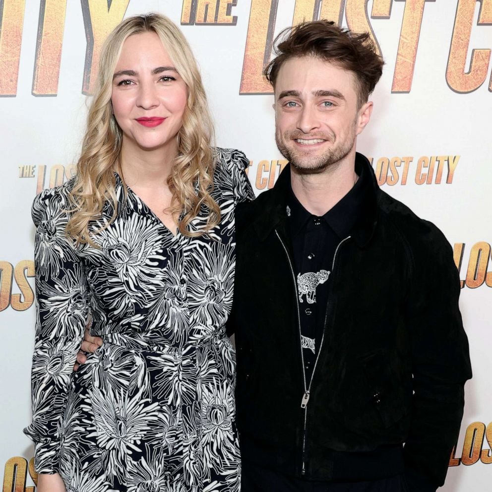 Daniel Radcliffe junto a Erin Darke.