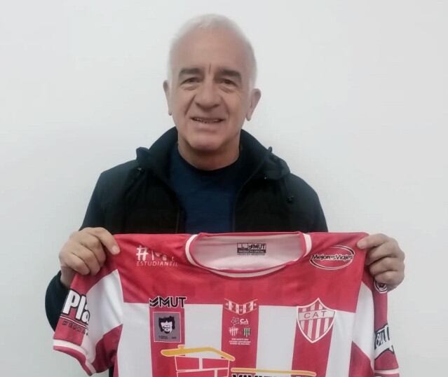 El entrenador Mario Gómez dirigió en diferentes períodos a Gimnasia y Esgrima de Jujuy. Ahora es DT del rival de este sábado, Talleres de Remedios de Escalada.