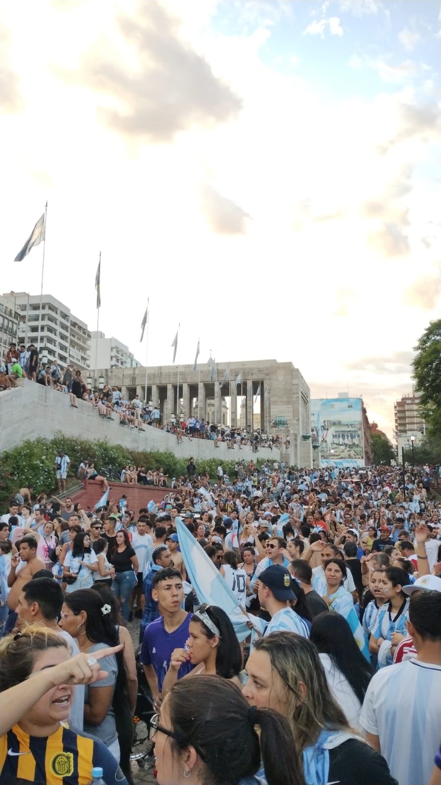 Los rosarinos se convocaron en el Monumento a la Bandera para festejar el triunfo argentino.