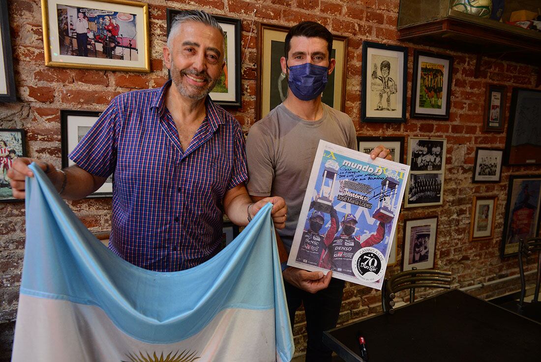 José María Pechito López corredor de auto piloto en la Pizzeria Don Luis
junto al propietario y promotor del homenaje, Pedro Iudicello
(Fotografía José Gabrirel Hernández / La Voz).