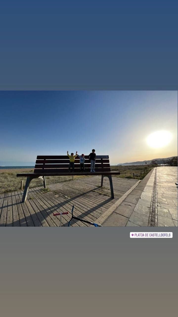 Los niños se subieron a una gran estructura construida en el paseo marítimo de la localidad catalana.