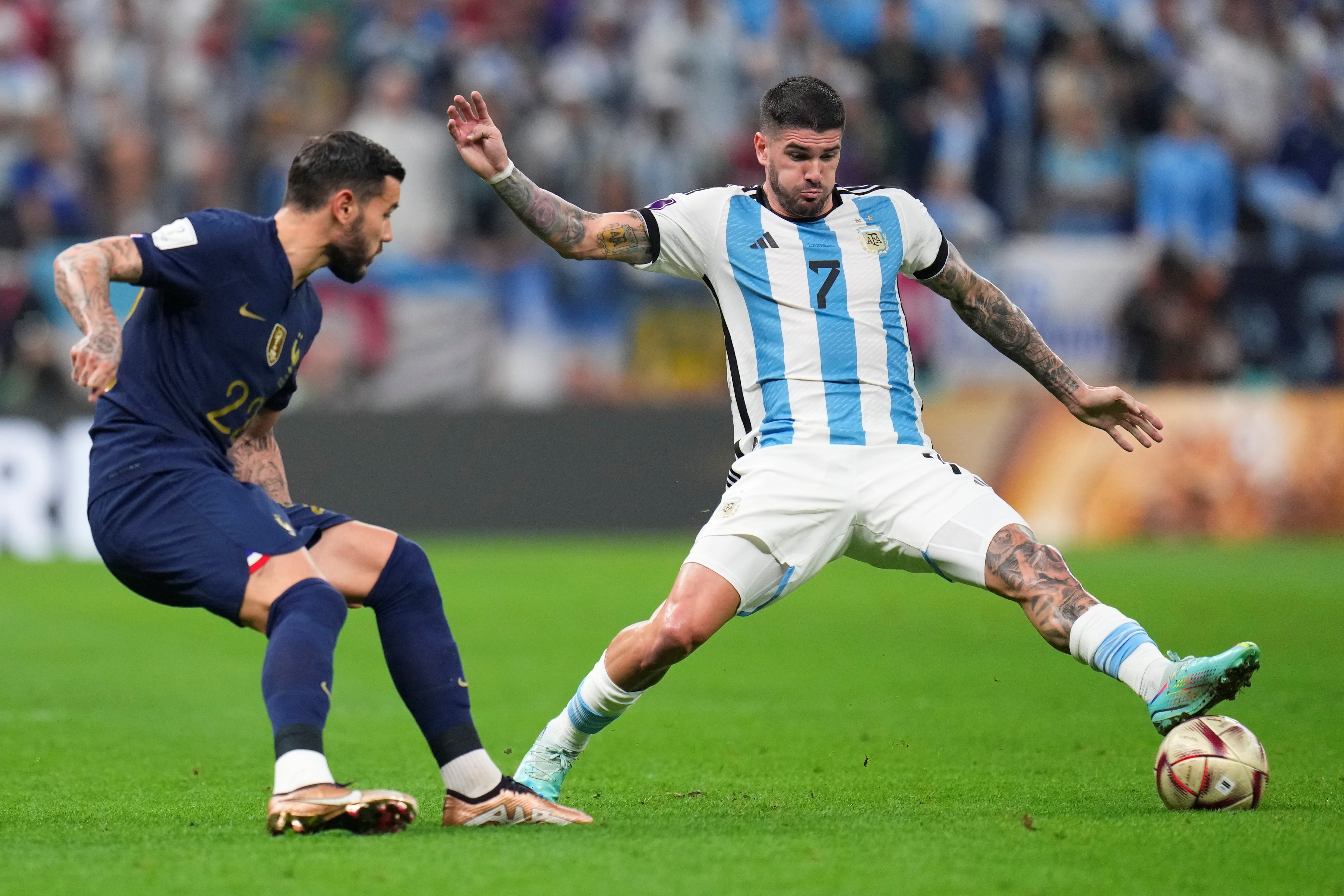 Rodrigo de Paul ante Francia en la final. Foto: AP.