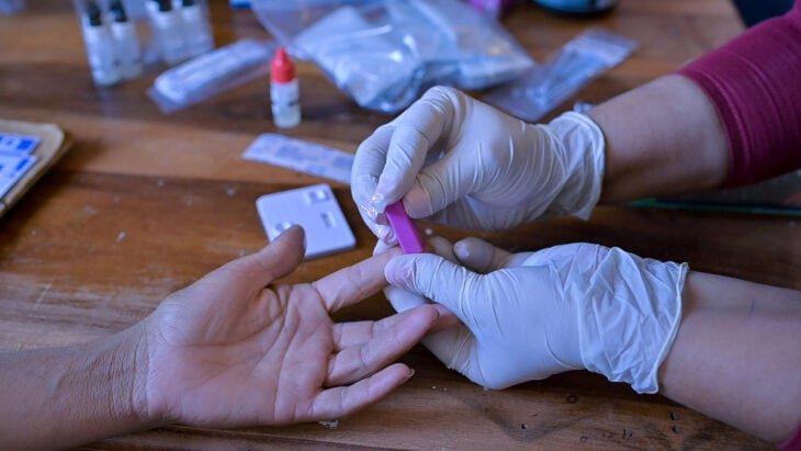 Los voluntarios para los testeos, serán punzados para tomar una muestra de sangre que, en 15 minutos  darán resultados.