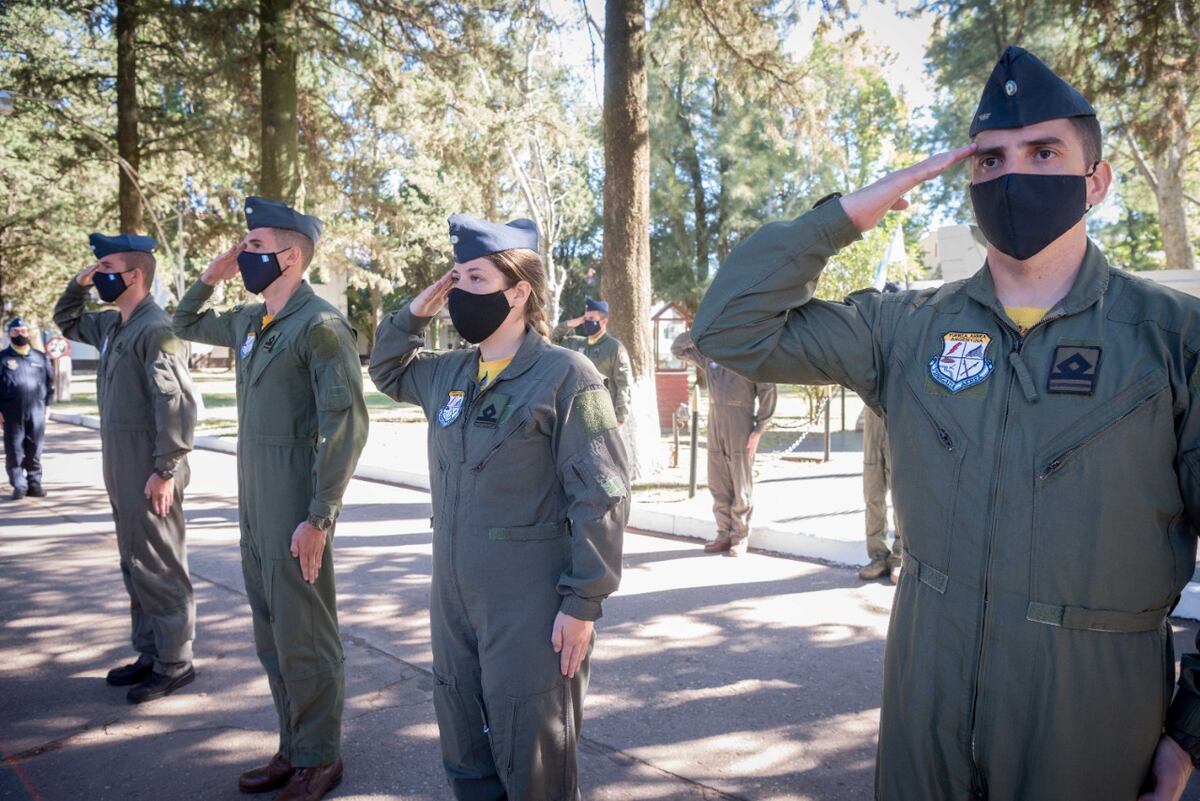 En la V Brigada Aérea 4 oficiales realizaron su Primer Vuelo Solo, entre ellas una mujer