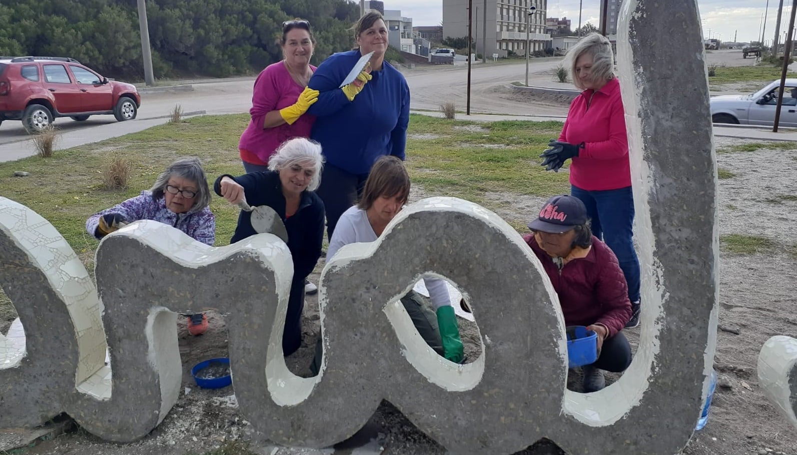 Realizan trabajos de  Mosaiquismo en un cartel de Claromecó