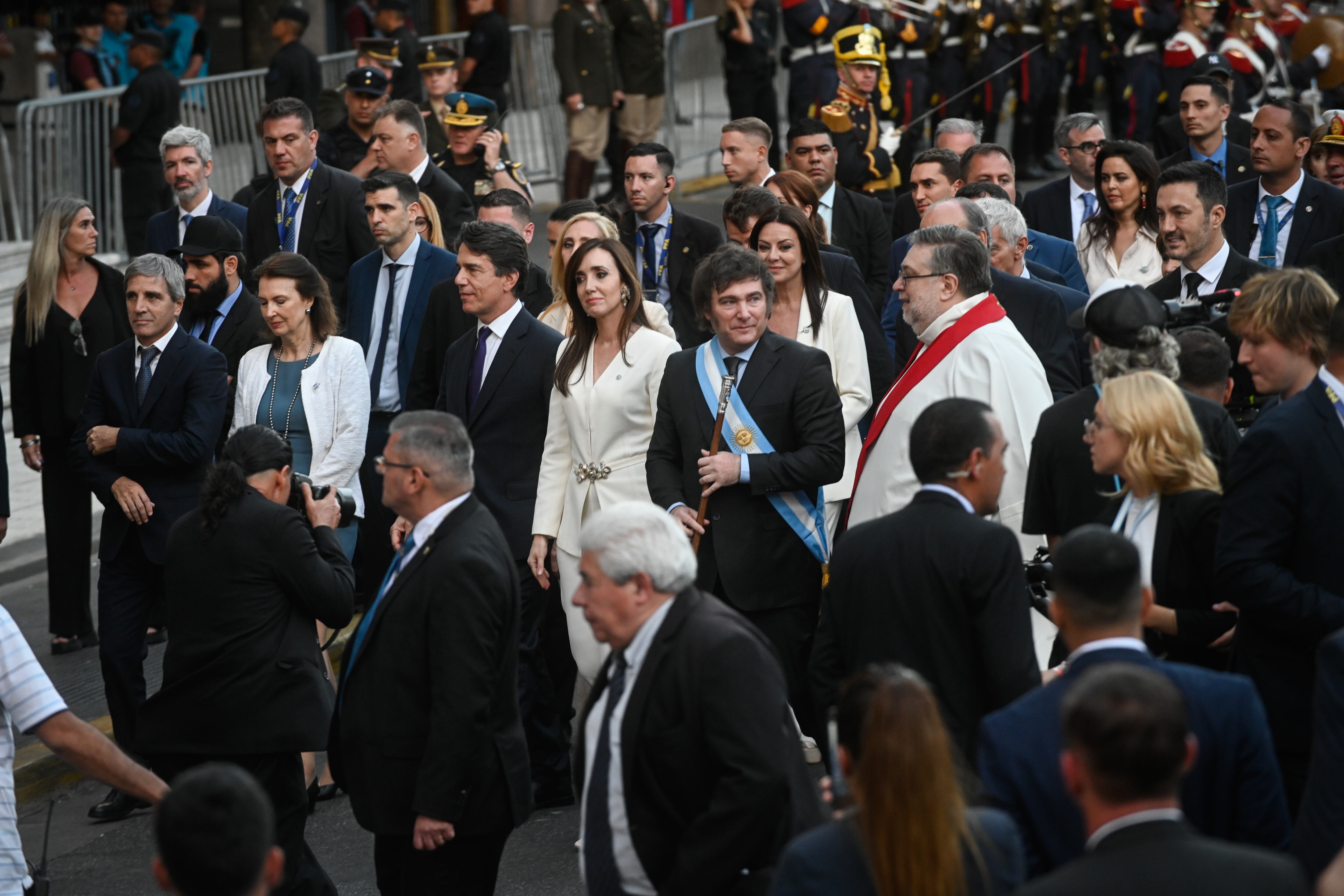 El presidente Javier Milei llega a la Catedral para participar de una misa interreligiosa en el día de su asunción, en Buenos Aires, Argentina, el 10 de noviembre de 2023. ( Mariana Nedelcu )