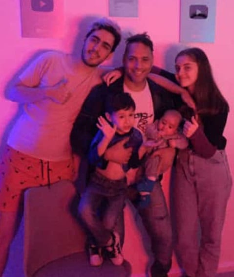 Lucas Dalto con su padre y hermanos