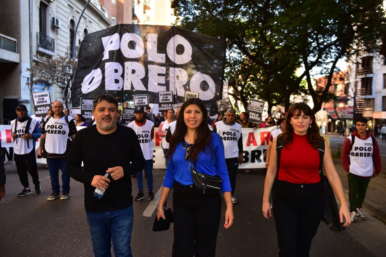 Organizaciones sociales se movilizan hacia la sede del Ministerio de Desarrollo Social de la Nación, ubicado en calle Chacabuco.  (José Hernández/La Voz)